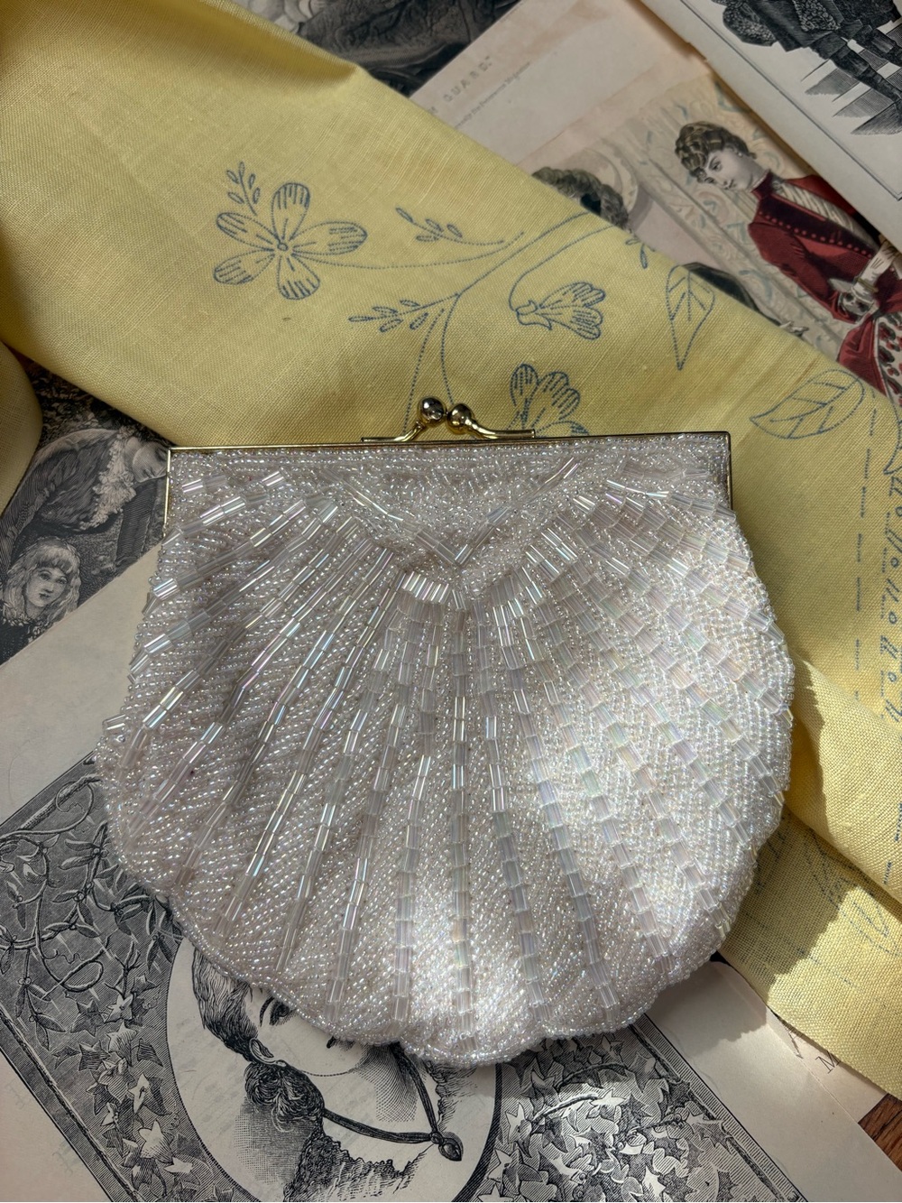 Vintage White Beaded Shell Evening Purse | Kiss Lock Chain Bag